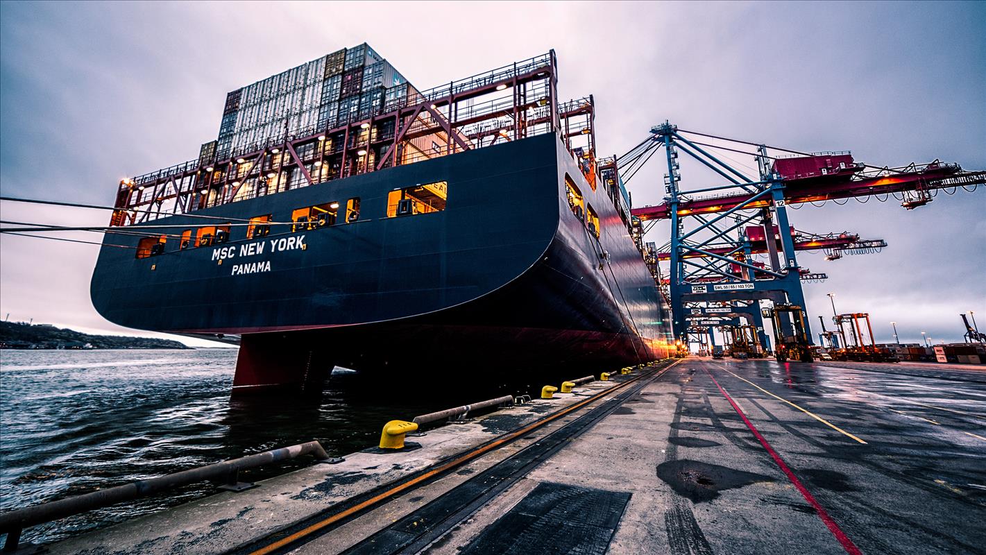 真正巨无霸！沪东中华建造首艘全球最大24000TEU集装箱船出坞